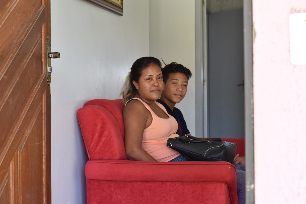 MÃ£e e filho venezuelanos se despedem do abrigo que os acolheu desde setembro em Porto Alegre â€” Foto: Joyce Heurich/G1