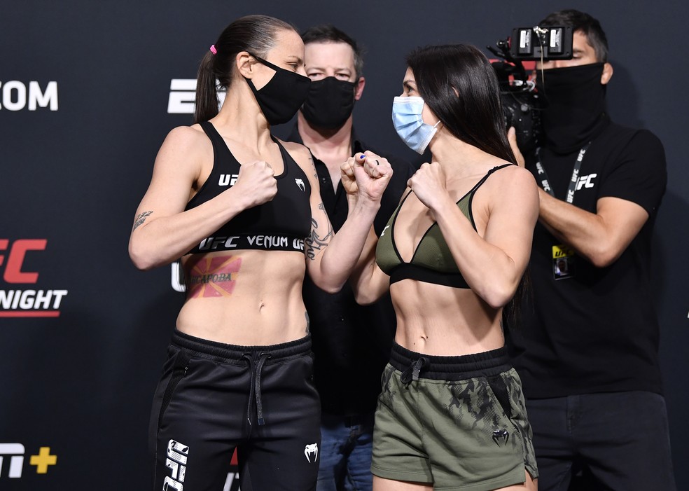 Nina Ansaroff Mackenzie Dern se encaram após a pesagem do UFC Vettori x Holand — Foto: Getty Images