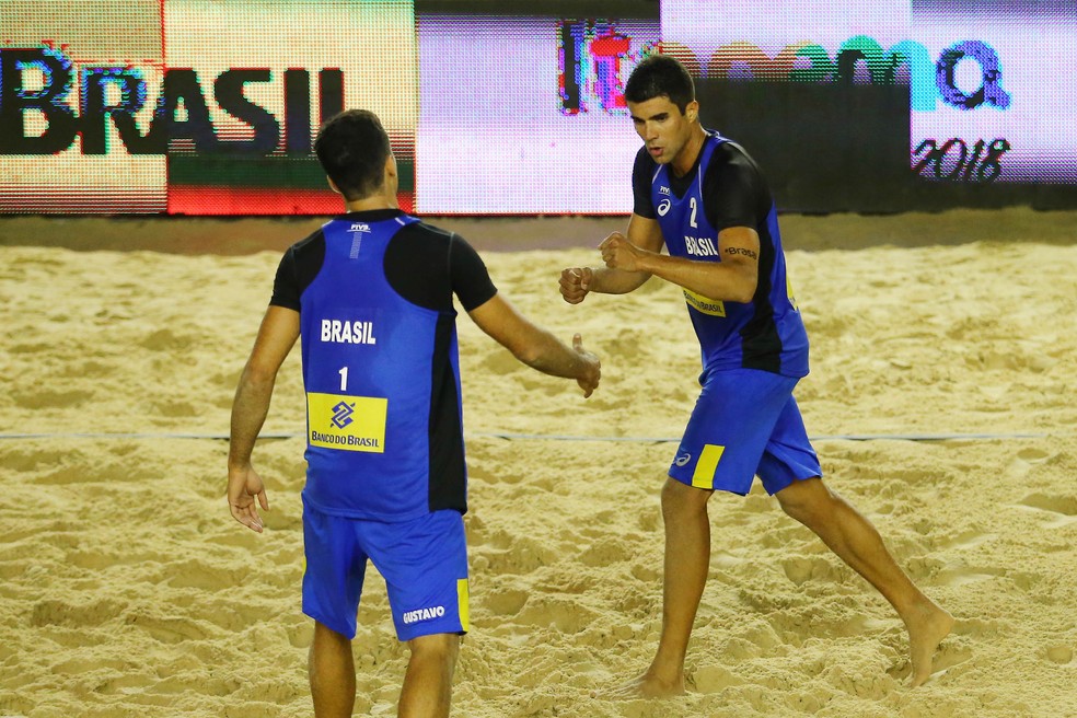 Guto e Vitor Felipe na etapa do Circuito Mundial de vôlei de praia FIVB  (Foto: FIVB )