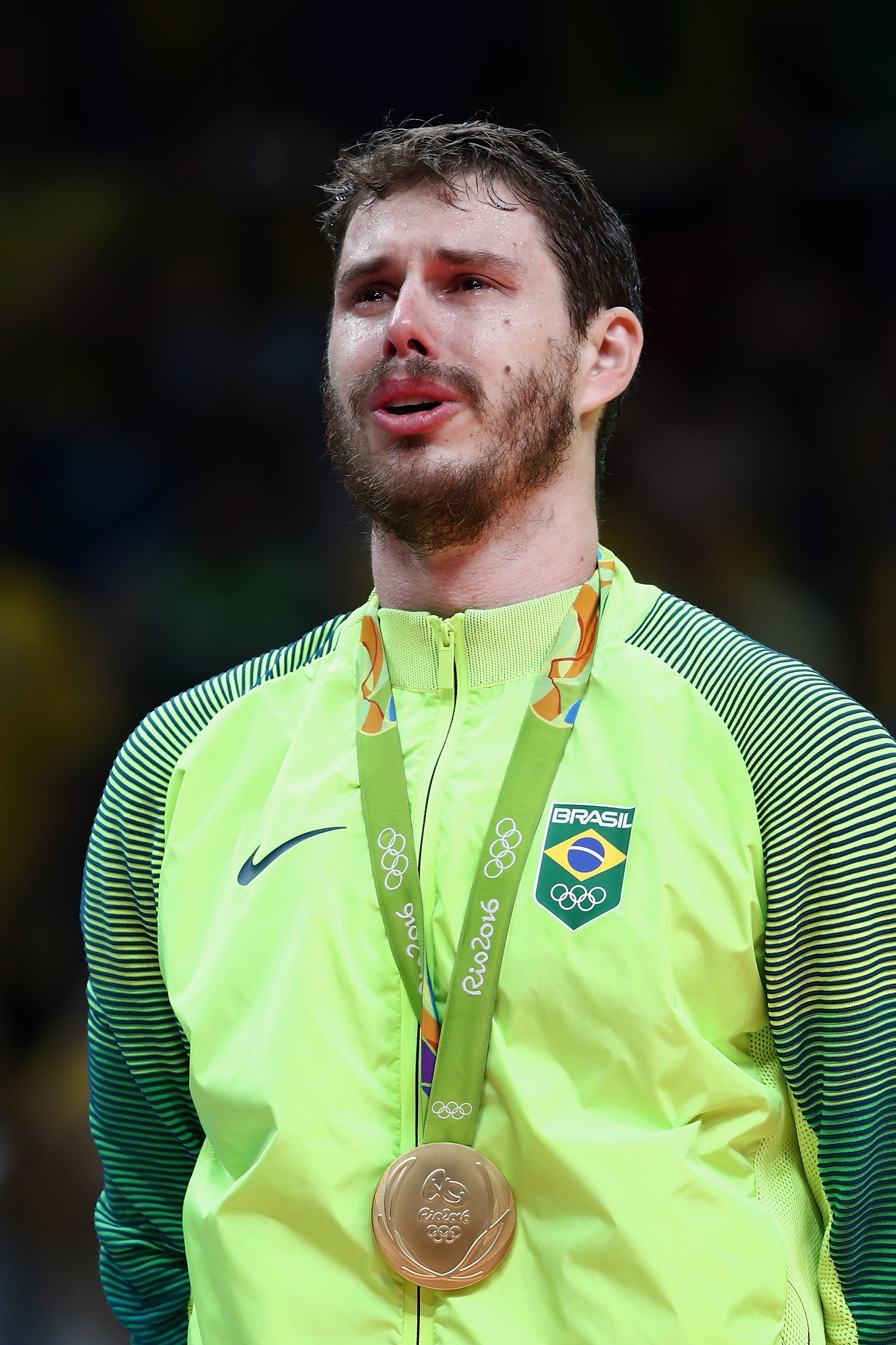 Emoção no pódio: Bruninho chora com a medalha olímpica no peito (Foto: Getty Images)