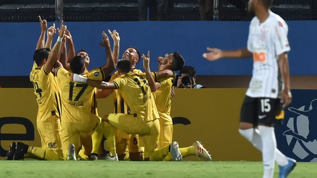 Jogadores do Guaraní-PAR comemoram gol de Morel