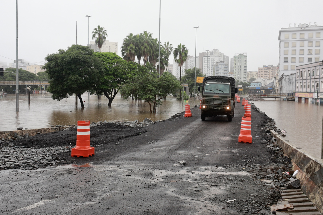 Ve&iacute;culos de emerg&ecirc;ncia transitam por corredor humanit&aacute;rio