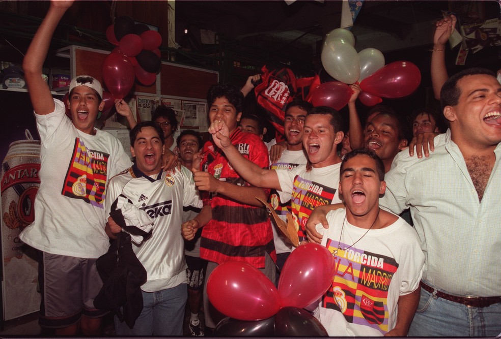 Torcedores do Flamengo fazem a festa com a derrota do Vasco para o Real Madrid — Foto: Cezar Loureiro