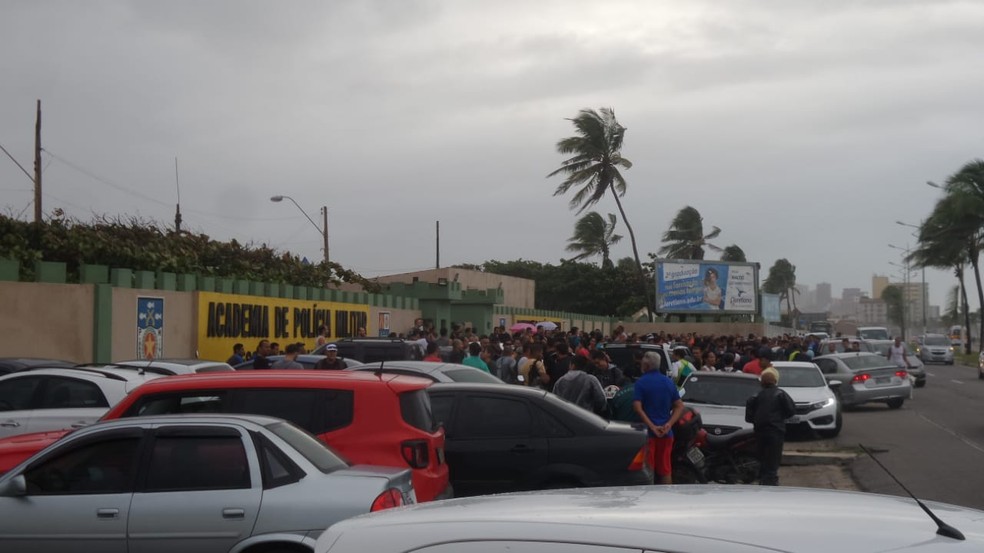 Academia de PolÃ­cia Militar fica lotada para exames fÃ­sicos de candidatos da reserva tÃ©cnica da PM de 2006 â Foto: Fagno Pinto/Arquivo pessoal