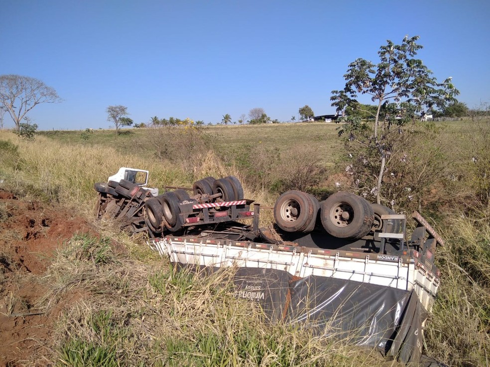 Caminhão tombou em trecho de ribanceira às margens da SP-425, em Parapuã — Foto: Cristiano Nascimento/Metrópole FM