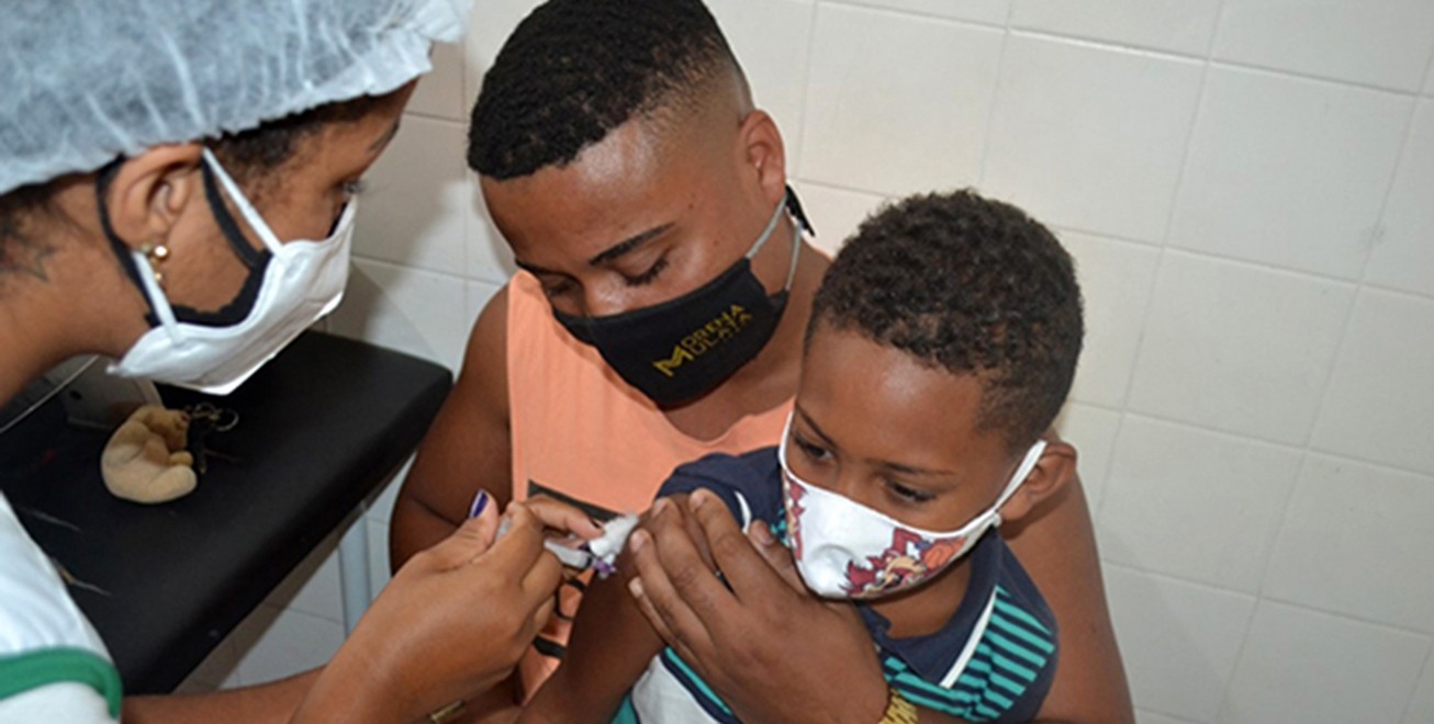 Crianças de 6 meses a 2 anos sem comorbidades podem ser vacinadas contra Covid-19 em Feira de Santana; veja lista de postos