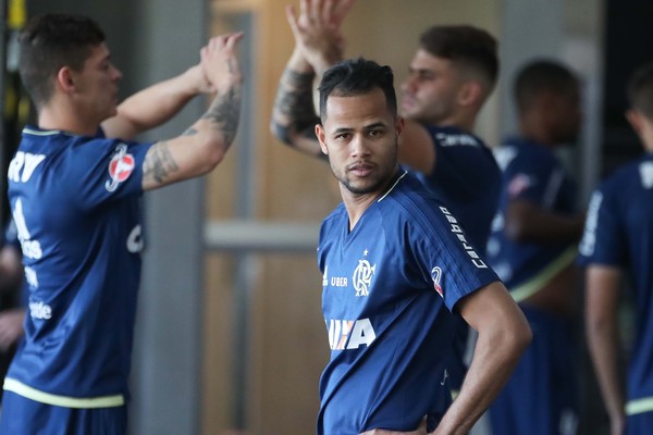 Com entorse no joelho, Geuvânio inicia fisioterapia e não enfrenta o Corinthians