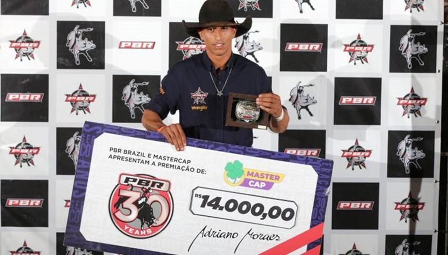 Elton Toledo venceu a etapa da Professional Bull Riders disputada em Santo Expedito (SP)