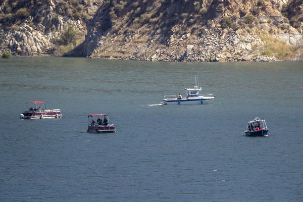 Barcos das autoridades de Ventura County no Lago Piru em busca do corpo da atriz Naya Rivera (1987-2020) em julho de 2020 (Foto: Getty Images)