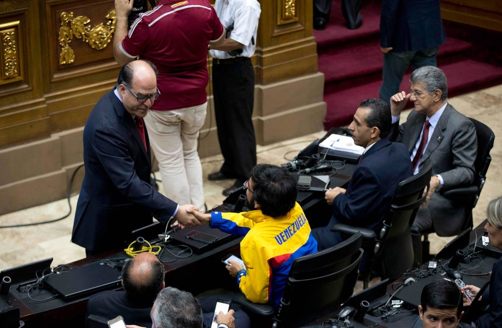 Maioria opositora do Parlamento venezuelano iniciou nesta quarta-feira (5) um processo para destituir os magistrados do Tribunal Supremo de Justiça (Foto: Ariana Cubillos/AP)
