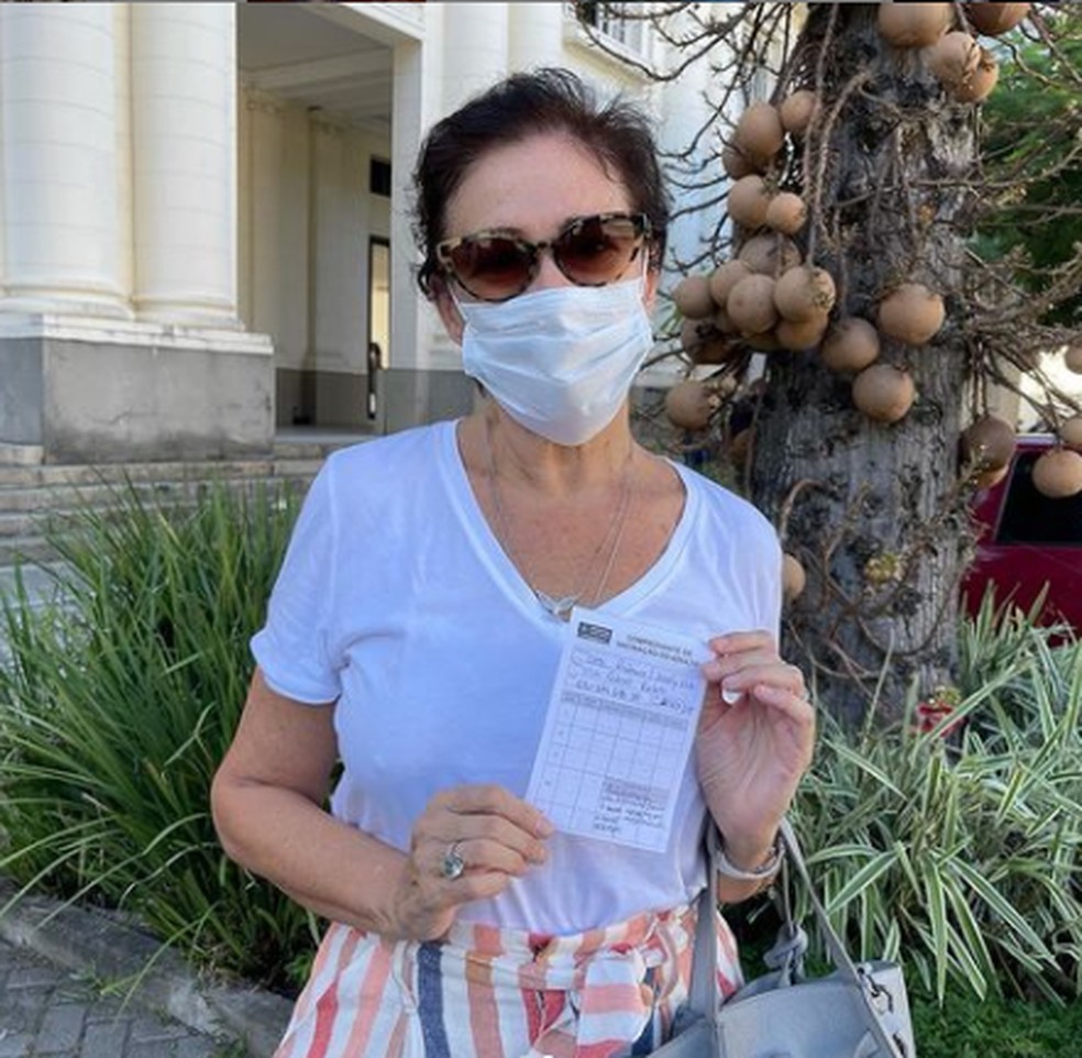 Lilia Cabral recebendo a vacina contra a Covid no Rio — Foto: Reprodução/Redes sociais