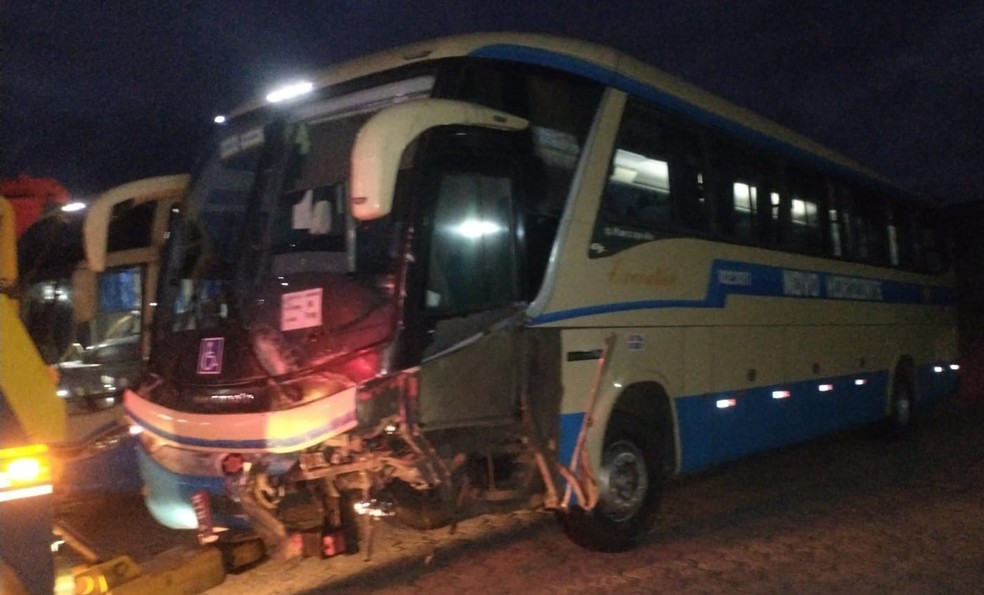 Ônibus da Novo Horizonte se envolve em acidente deixando um morto e ferido na BR-116