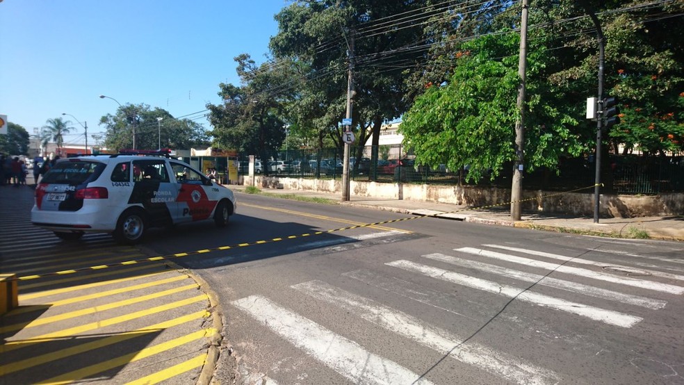 Polícia Militar acompanha o ato dos professores em Bauru (Foto: Alan Schneider / TV TEM )