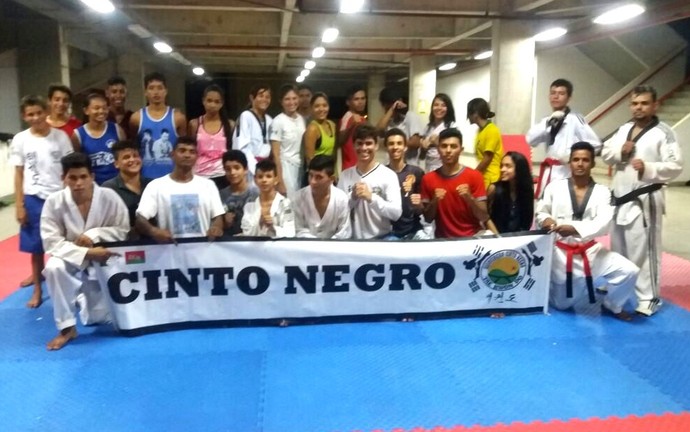 Atletas da Associação Cinto Negro pedem apoio em sinal para disputar  Copa do Brasil de Taekwondo no DF (Foto: Magno Lima)