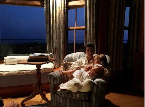 A socialite Kourtney Kardashian com um dos filhos (Foto: Instagram)