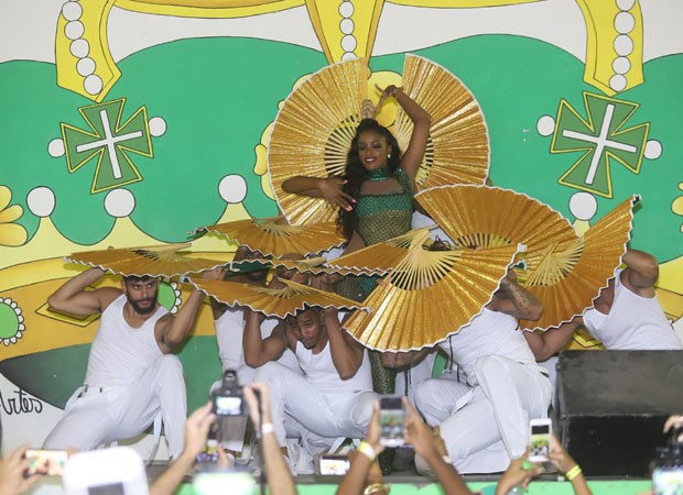 Iza é coroada rainha de bateria da Imperatriz Leopoldinense (Foto: Daniel Pinheiro/AgNews)
