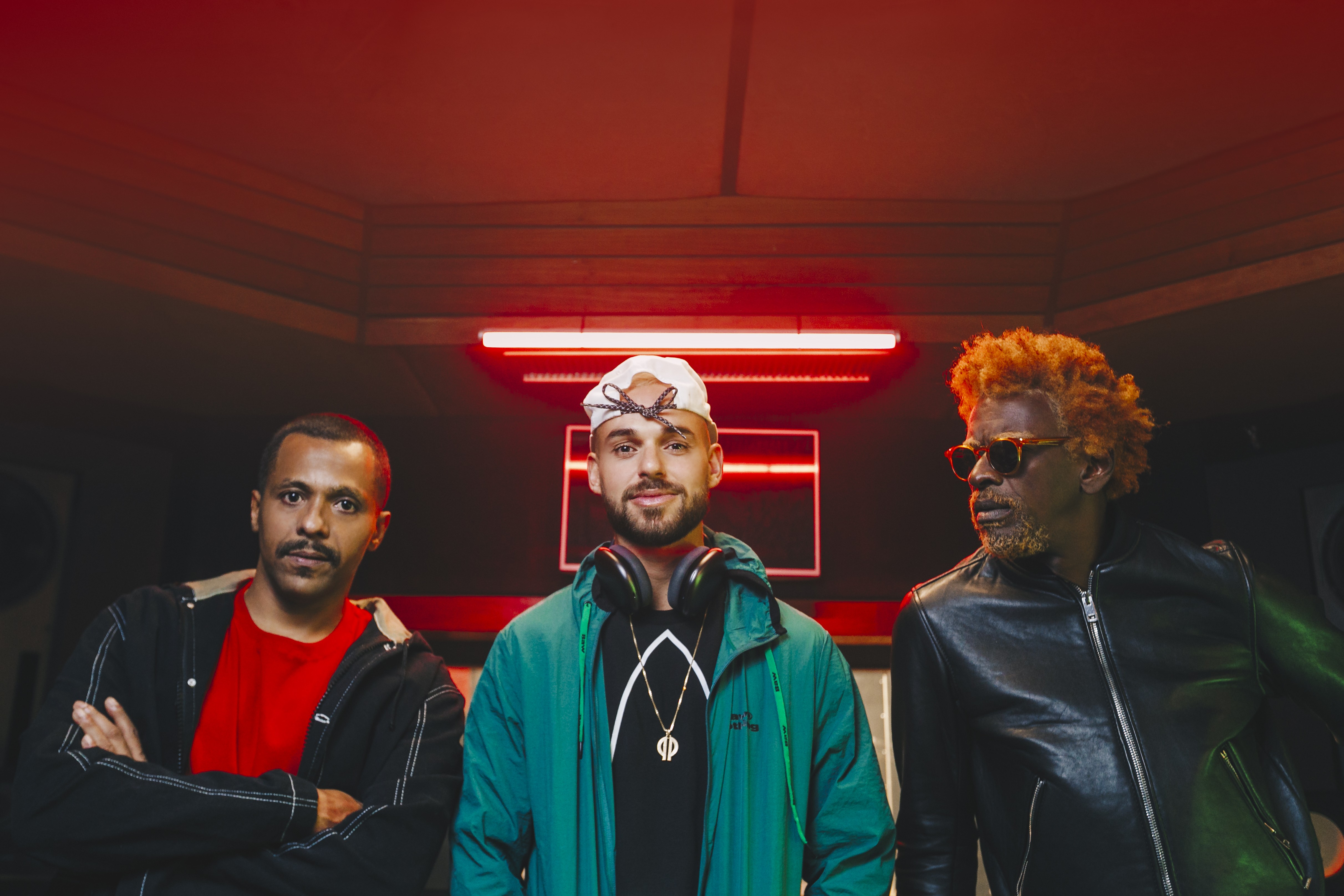 Black Alien, Papatinho e Seu Jorge lançam 'Final de semana'