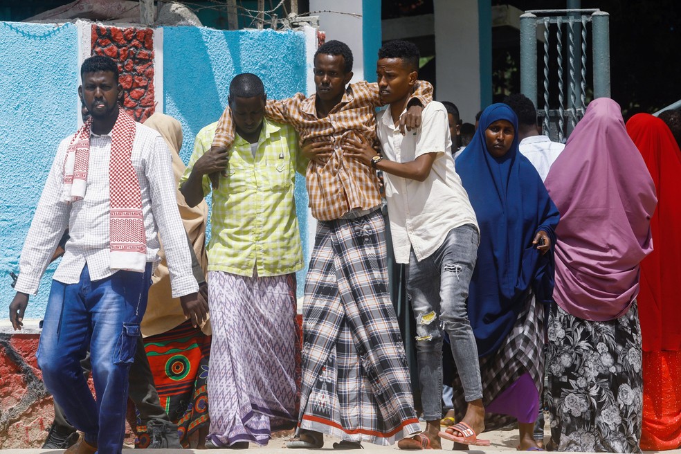 Soldado somali ferido em ataque suicida a base militar em Mogadíscio, capital da Somália, recebe ajuda ao deixar o Hospital Madina em 15 de junho de 2021 — Foto: Feisal Omar/Reuters