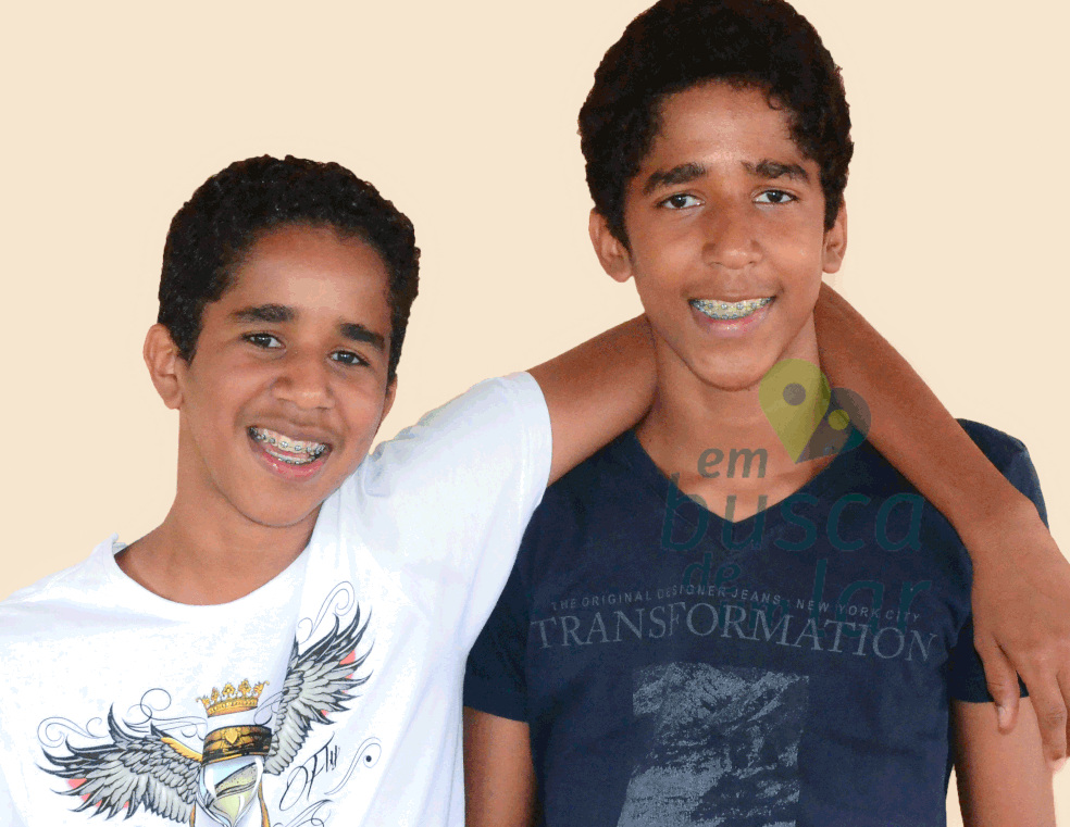 Os irmãos Everton e Kauã fizeram parte do projeto "Em busca de um lar"em 2019 e foram adotados — Foto: VIJ-DF/ Divulgação