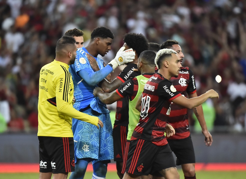 Hugo Souza em Fluminense x Flamengo &mdash; Foto: Andr&eacute; Dur&atilde;o / ge