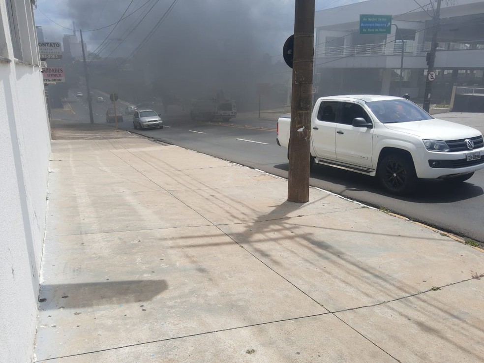 Incêndio atinge sobrado abandonado e chamas provocam coluna de fumaça preta em avenida de Bauru — Foto: Sérgio Pais /g1