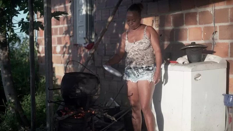 Vera Lúcia Batista, moradora do assentamento Nova Canaã, teme ter de deixar a casa que construiu (Foto: Felix Lima via BBC News Brasil )