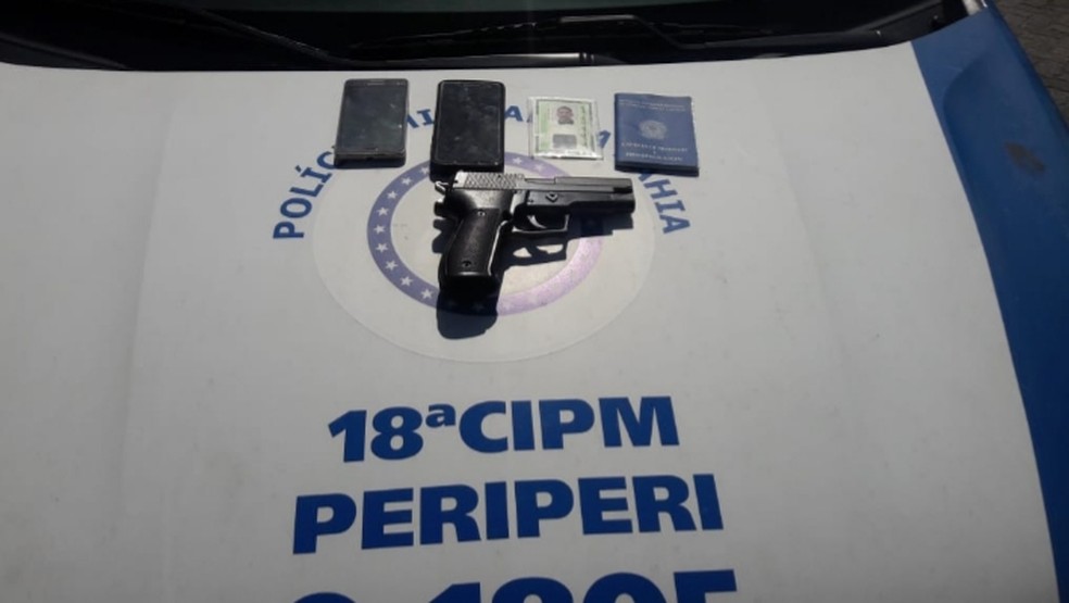 Dois celulares e uma arma foram apreendidos com o suspeito — Foto: Divulgação/SSP-BA
