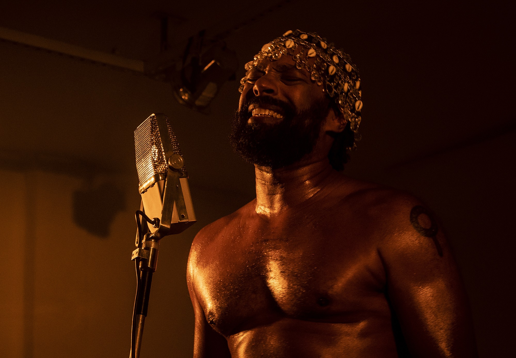 Jairo Pereira, voz da banda Aláfia, reflete sobre ancestralidade no álbum solo 'Monocromático'