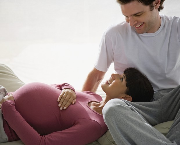 casal; grávida; barriga de grávida; (Foto: Thinkstock)
