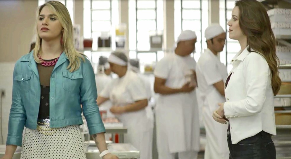 Fabiana (Nathalia Dill) pede desculpas a Britney (Glamour Garcia) por tê-la insultado, na novela 'A Dona do Pedaço' — Foto: Globo