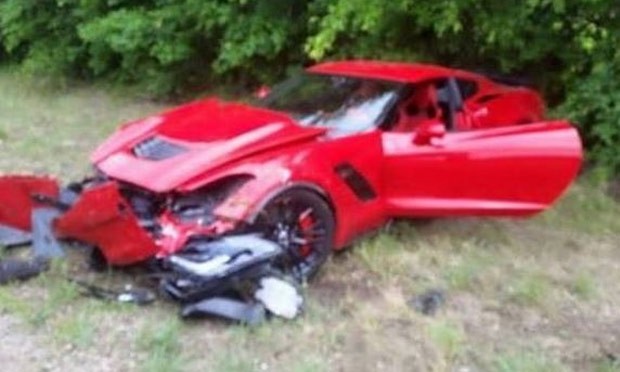 Jovem destruiu Corvette Z06 após bater o veículo em árvore ao testá-lo em estrada (Foto: Reprodução/YouTube/KFCOrBust)