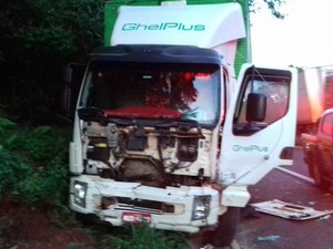 Motorista do caminhão não se feriu (Foto: Divulgação/PRF)