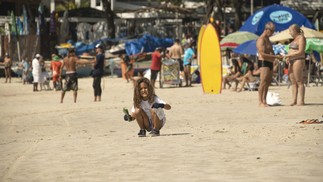 Nina Gomes, de 6 anos, participa de ações de limpeza e sustentabilidade no Posto 6. Obra mostra a cidade com pés na areia — Foto: Euri Bezerra