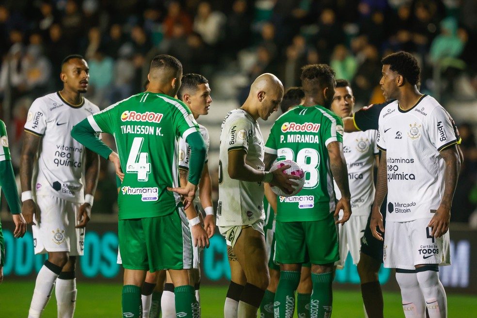 Gil recebe o terceiro cartão amarelo e será ausência no Corinthians contra Athletico-PR