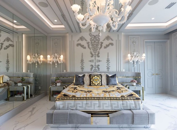 Na suíte principal, predominam os tons de branco, cinza e dourado, com arabescos nas paredes e cama em veludo (Foto: The Wall Street Journal / Reprodução)