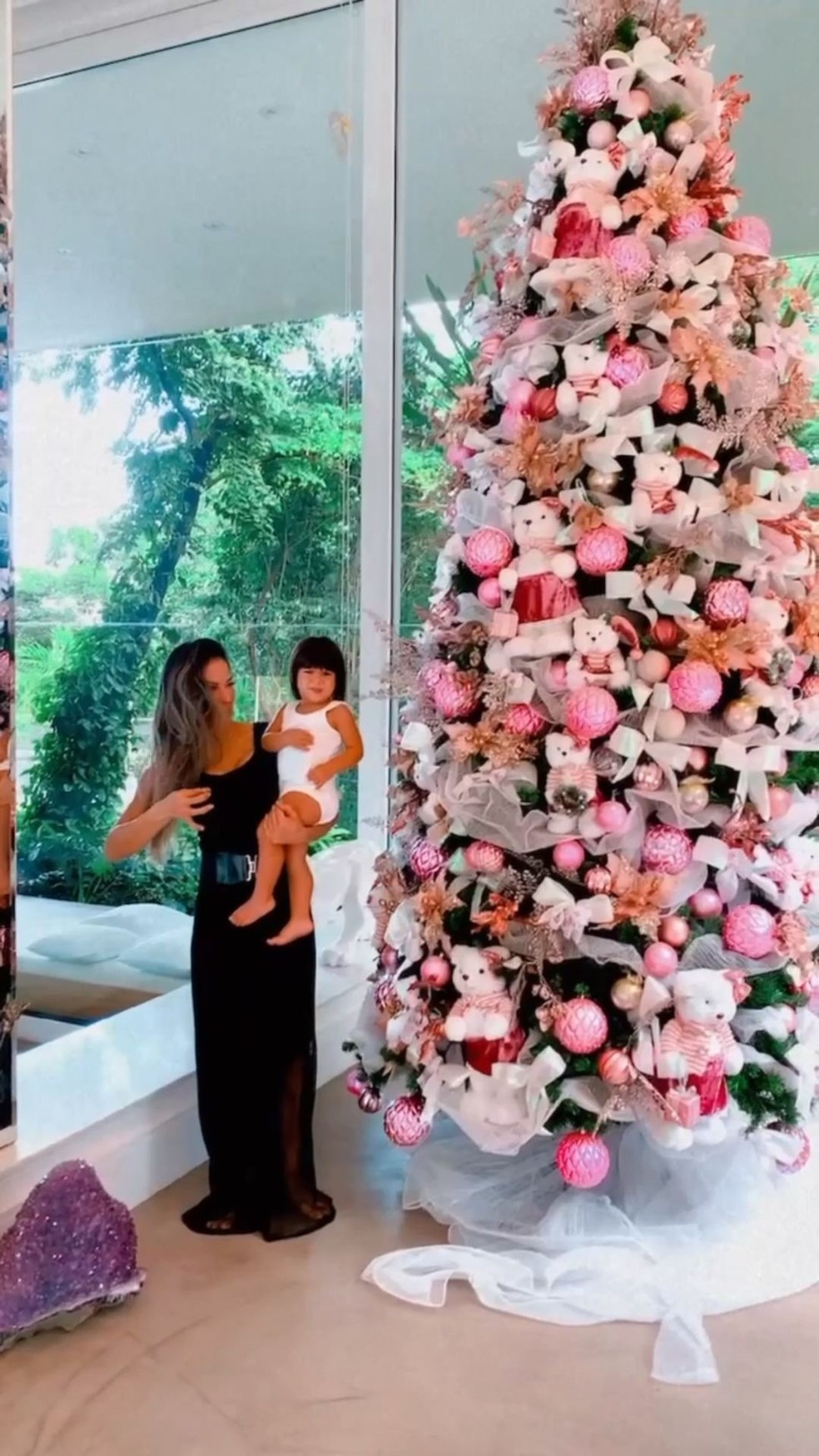 Mayra Cardi mostra árvore de Natal em tons rosa, em homenagem à filha:  