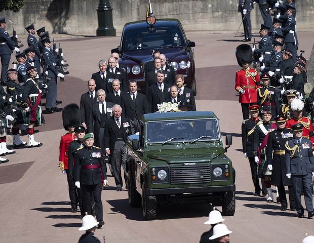Caixão com corpo de príncipe Philip foi levado em carro projetado por ele (Foto: Getty Images)