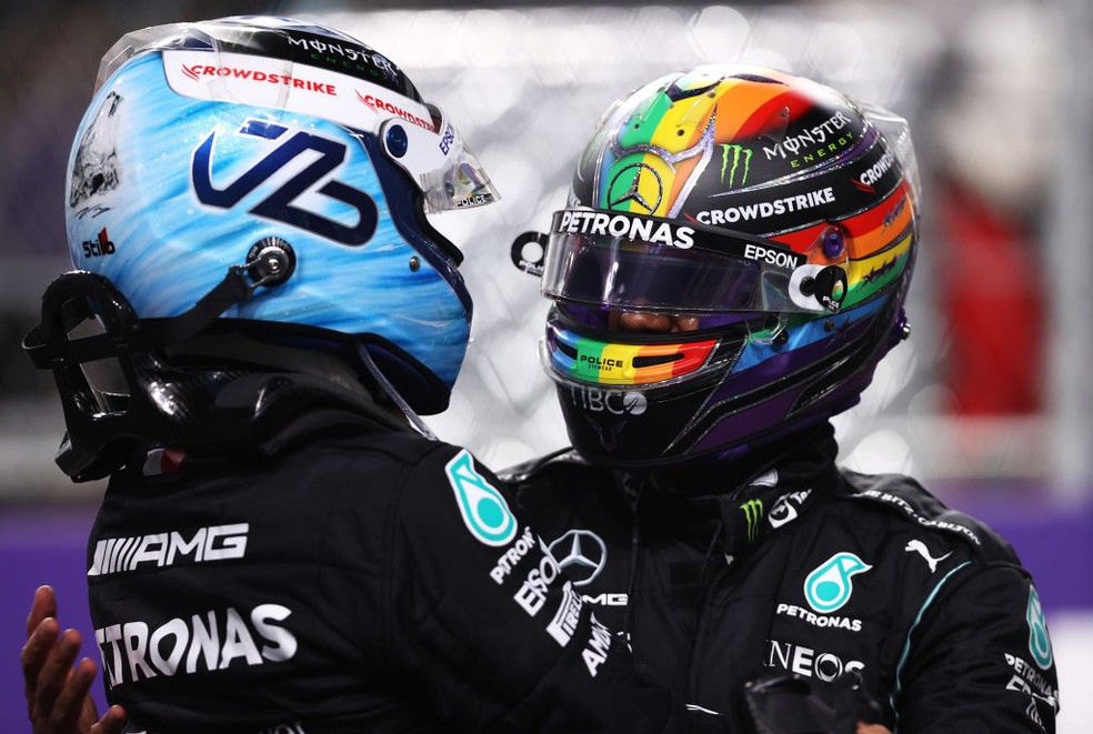 Valtteri Bottas e Lewis Hamilton comemoram resultado na classificação do GP da Arábia Saudita da F1 — Foto: Lars Baron/Getty Images