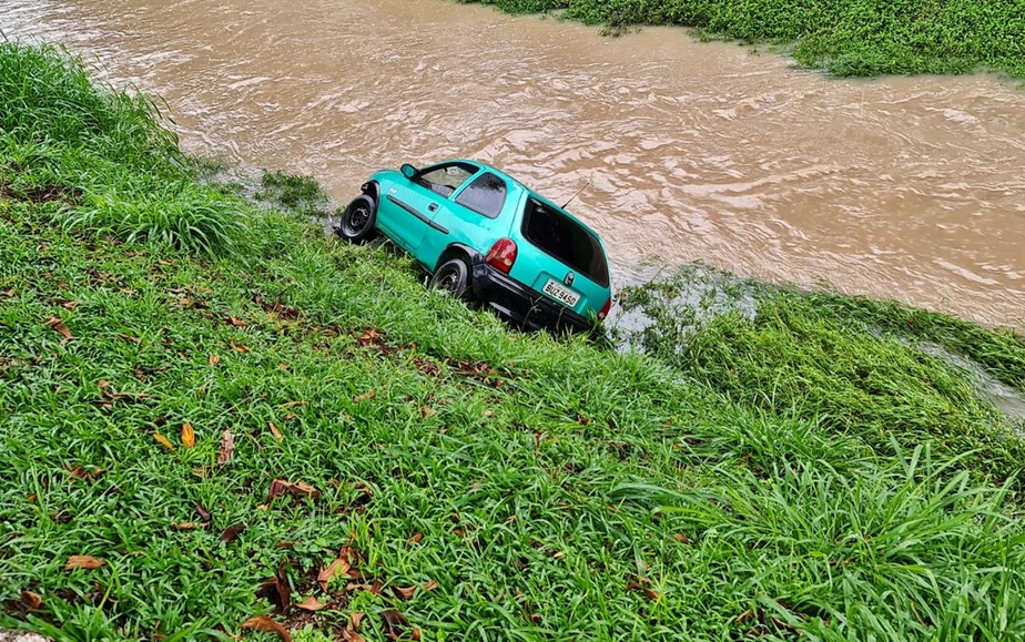 Carro com cinco ocupantes cai em rio na avenida João Pinheiro em Poços de Caldas, MG