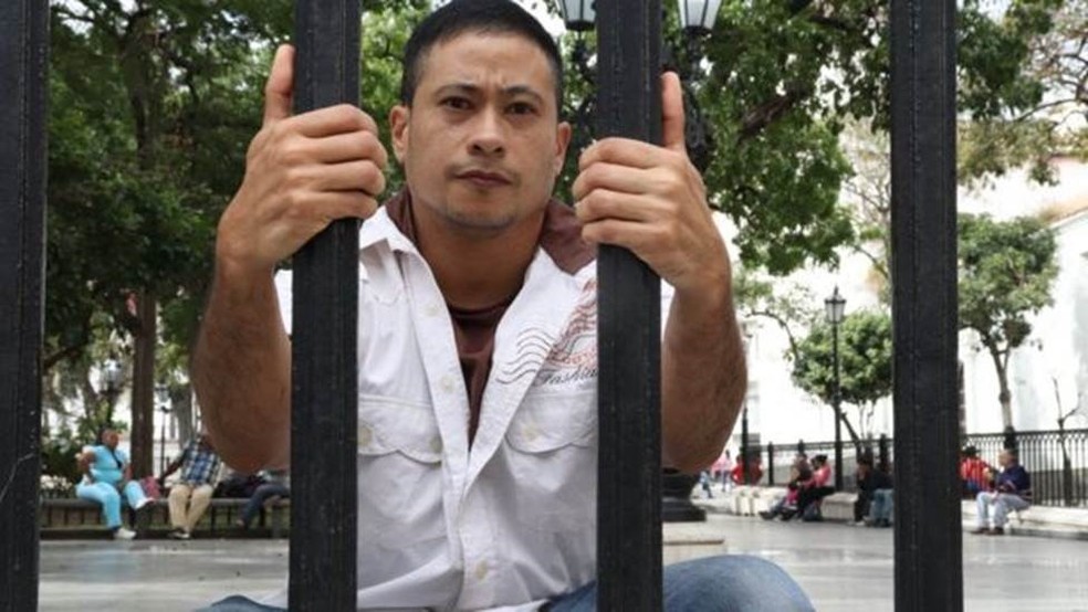 Karl Rodríguez teve que fazer trajeto perigoso para ir à Colômbia e comprar hormônios — Foto: G. D. Olmo/BBC