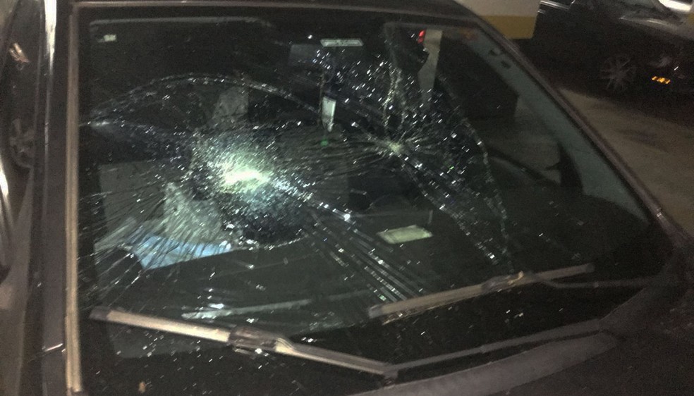 Carro é atingido por granizo em São Bernardo do Campo (Foto: Rodney Pereira)