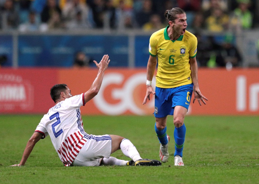 Filipe Lu&iacute;s em duelo da Copa Am&eacute;rica &mdash; Foto: Ueslei Marcelino/Reuters