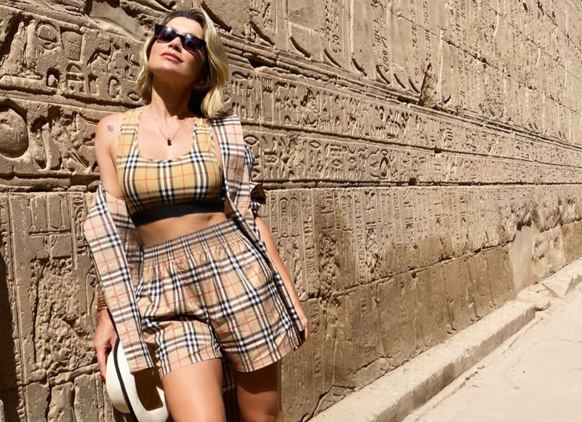 Flávia Alessandra escolhe look grifado para passear pelo Egito (Foto: Reprodução / Instagram)