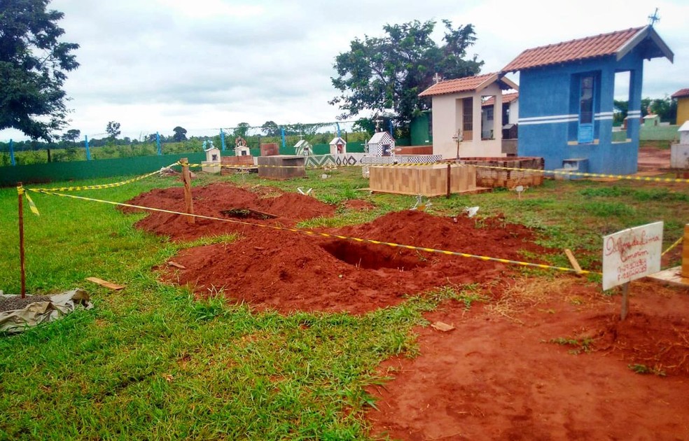 Coveiro encontrou a terra remexida sobre a cova da mulher no cemitÃ©rio de Dois IrmÃ£os do Buriti, e ao verificar, constatou que o caixÃ£o estava vazio. â Foto: Osvaldo NÃ³brega/TV Morena