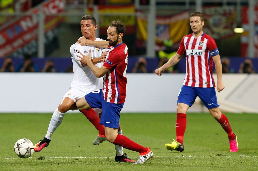 Juanfran em duelo com Cristiano Ronaldo pelo Atlético de Madrid: São Paulo quer espanhol — Foto: Antonio Calanni / AP