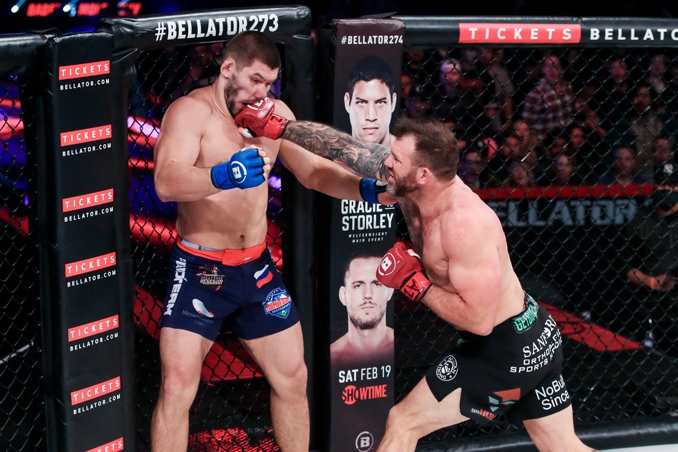 Ryan Bader (dir.) acerta um duro direto de direita em Valentin Moldavsky (esq.) na luta principal do Bellator 273 — Foto: Divulgação