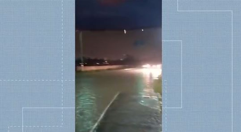 Ruas ficaram alagadas em Balneário Camboriú (SC) — Foto: NSC TV/ Reprodução 