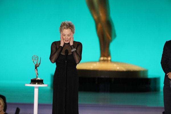 A atriz Jean Smart emocionada durante seu discurso de agradecimento na entrega do Prêmio Emmy 2021 (Foto: Getty Images)
