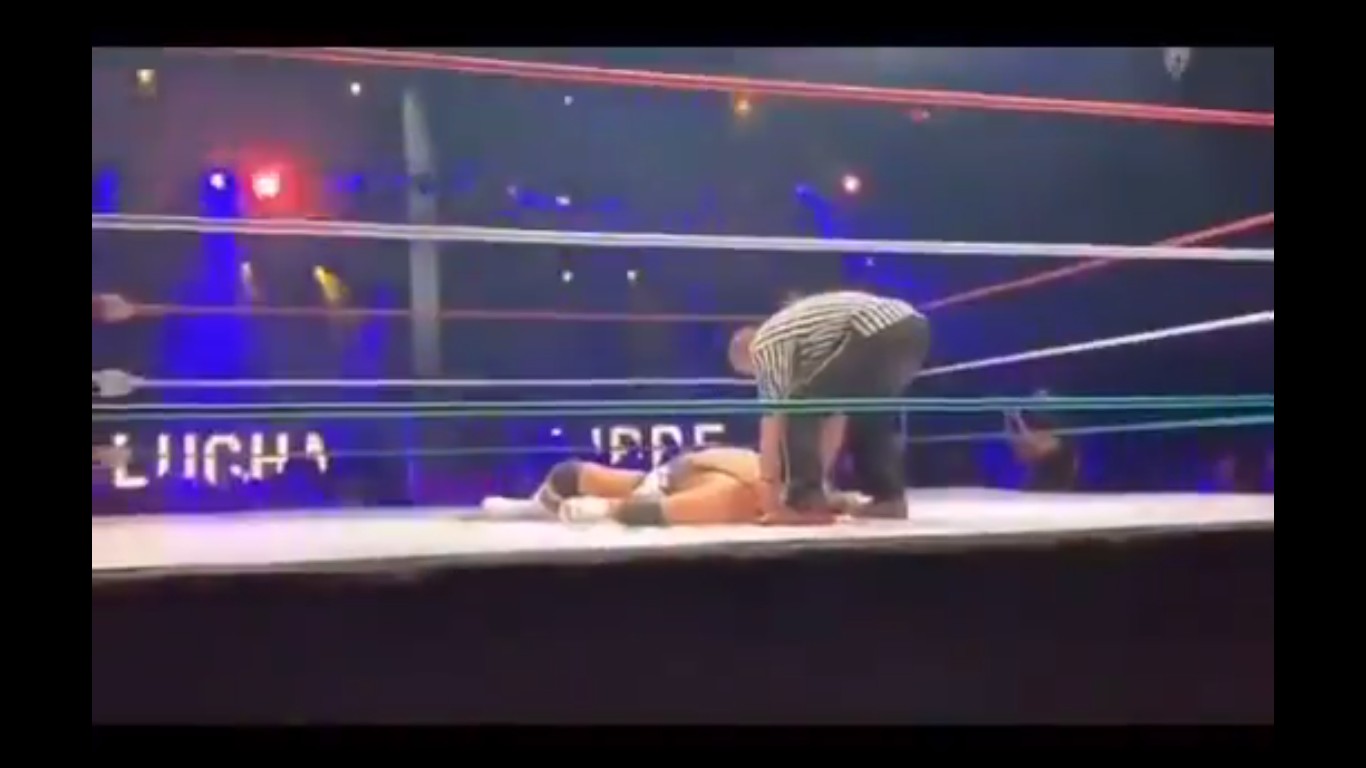 O astro de luta livre Cesar Gonzalez Barron, conhecido como Silver King, caído no ringue durante o evento no qual morreu, em Londres (Foto: Twitter)