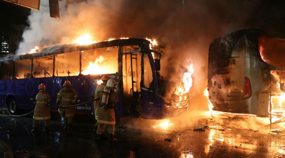Manifestantes incendeiam ônibus durante protesto contra as reformas trabalhista e da Previdência no Rio de Janeiro (Foto:  Vladimir Platonow/Agência Brasil)